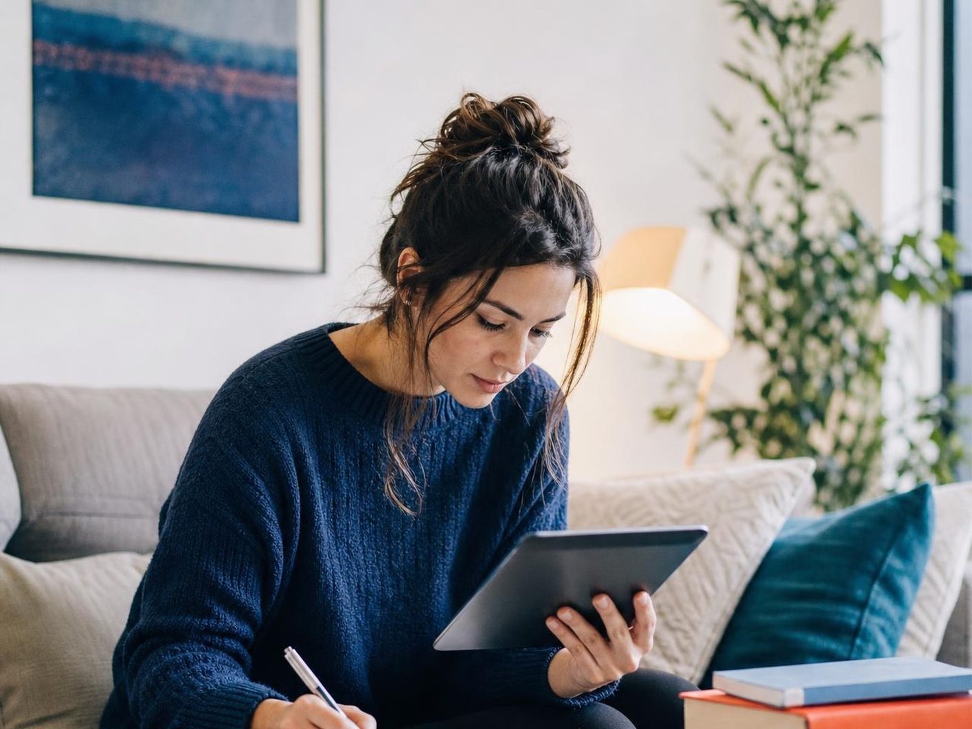 Una mujer toma notas sobre tendencias de mercado en una tableta